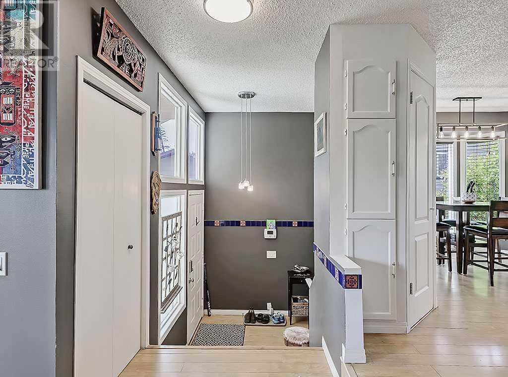 Single Family House Bi-level for Sale in  Bernard Drive NW Beddington Heights Calgary 