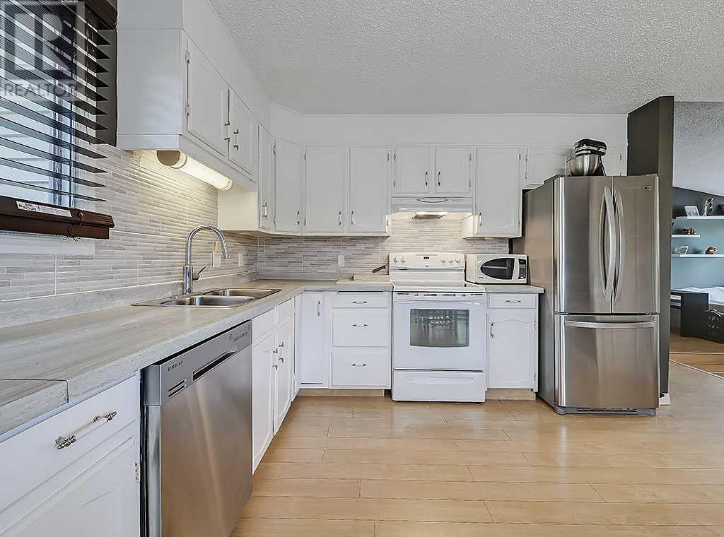 Single Family House Bi-level for Sale in  Bernard Drive NW Beddington Heights Calgary 