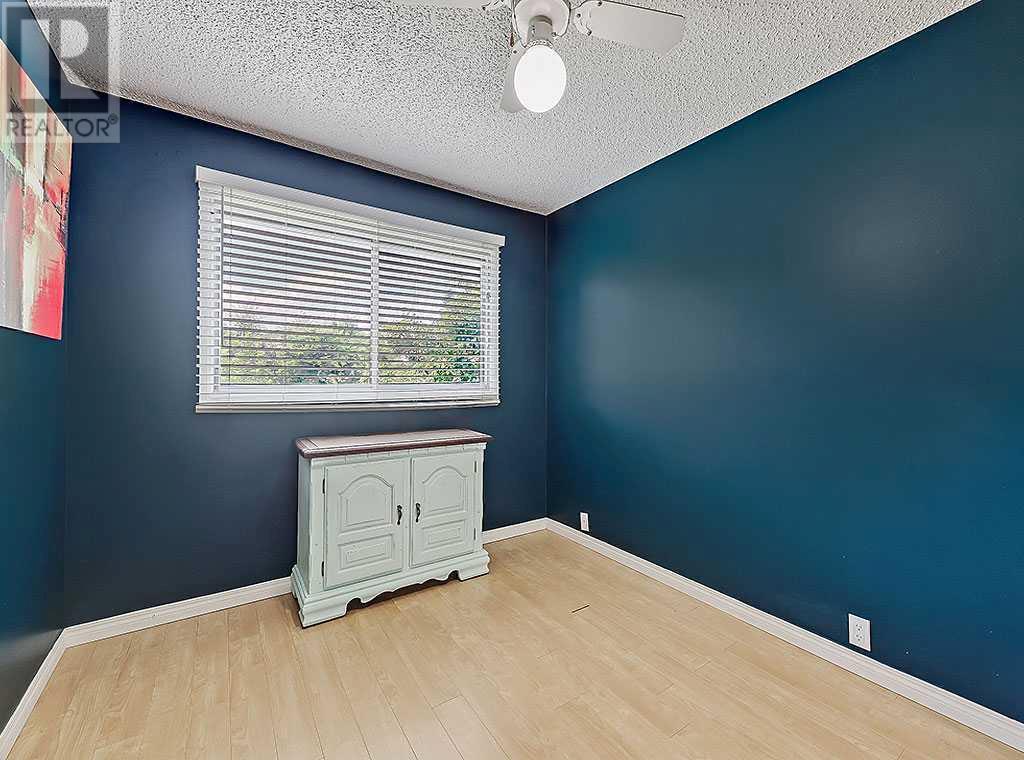 Single Family House Bi-level for Sale in  Bernard Drive NW Beddington Heights Calgary 