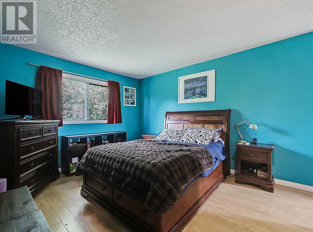 Single Family House Bi-level for Sale in  Bernard Drive NW Beddington Heights Calgary 