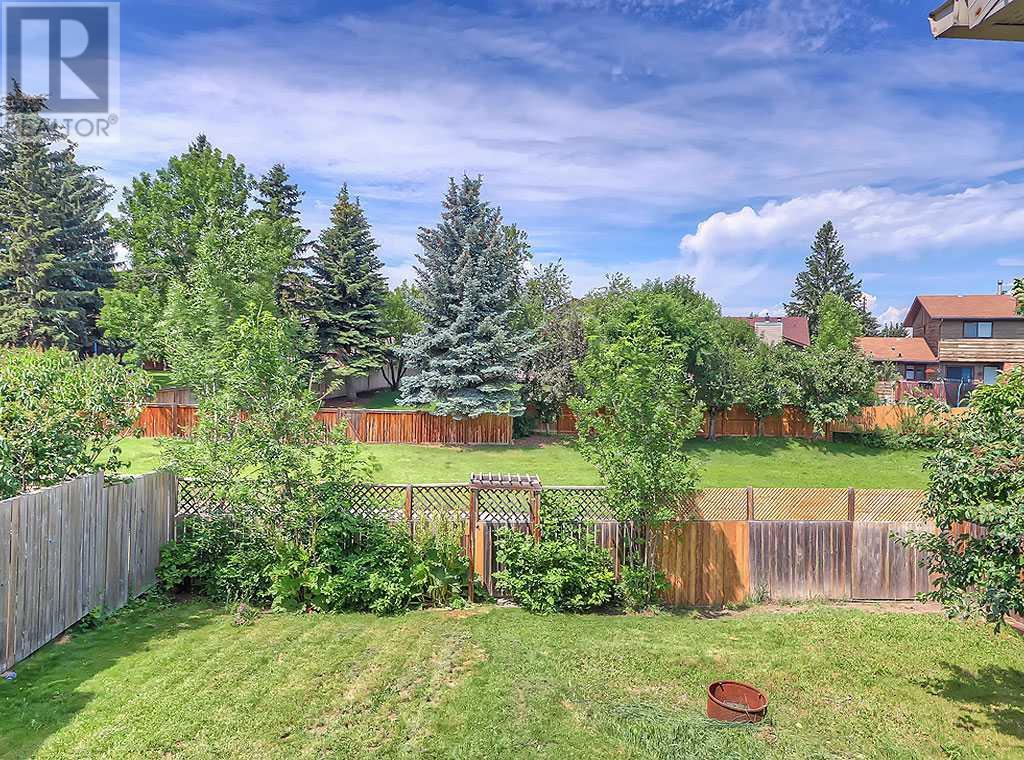 Single Family House Bi-level for Sale in  Bernard Drive NW Beddington Heights Calgary 