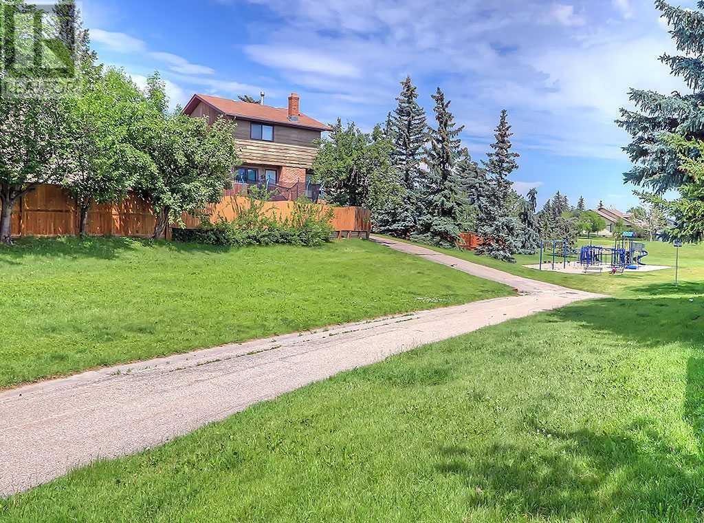 Single Family House Bi-level for Sale in  Bernard Drive NW Beddington Heights Calgary 