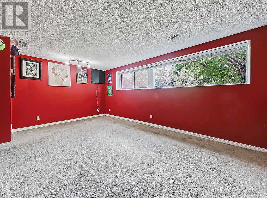 Single Family House Bi-level for Sale in  Bernard Drive NW Beddington Heights Calgary 