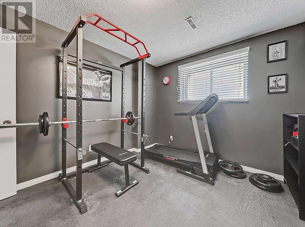 Single Family House Bi-level for Sale in  Bernard Drive NW Beddington Heights Calgary 