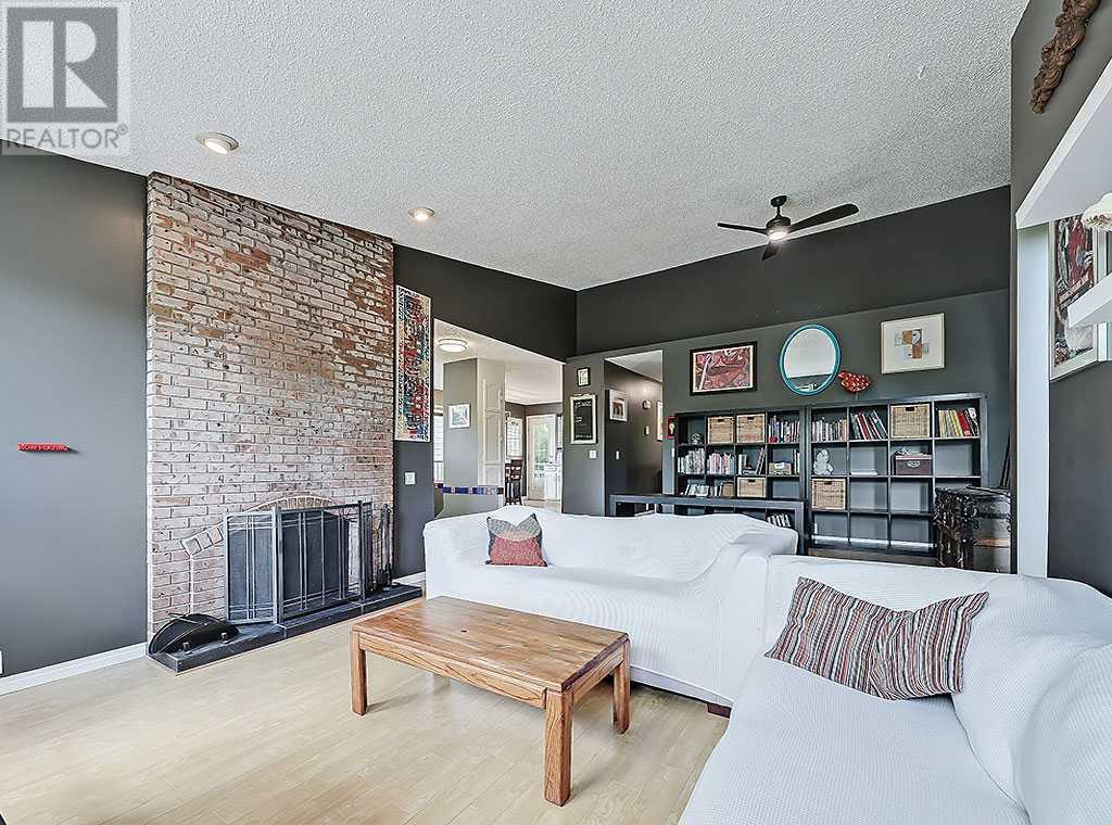 Single Family House Bi-level for Sale in  Bernard Drive NW Beddington Heights Calgary 