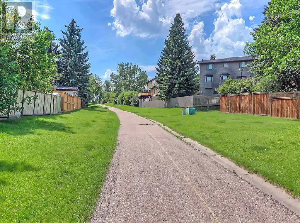 Single Family House Bi-level for Sale in  Bernard Drive NW Beddington Heights Calgary 