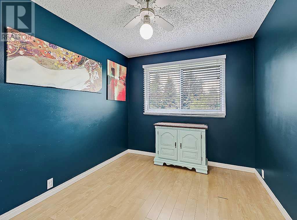 Single Family House Bi-level for Sale in  Bernard Drive NW Beddington Heights Calgary 