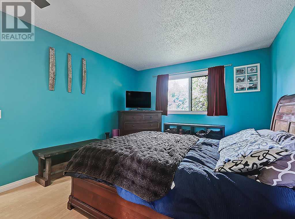 Single Family House Bi-level for Sale in  Bernard Drive NW Beddington Heights Calgary 