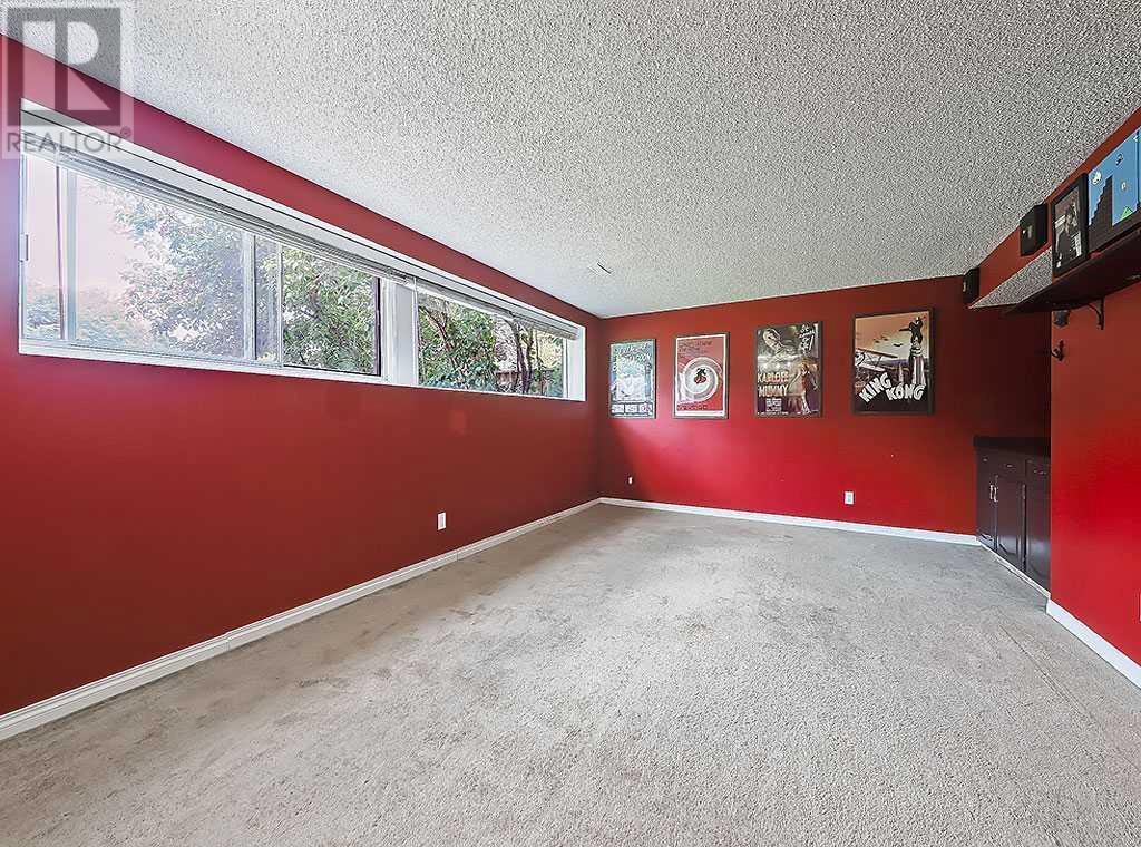 Single Family House Bi-level for Sale in  Bernard Drive NW Beddington Heights Calgary 
