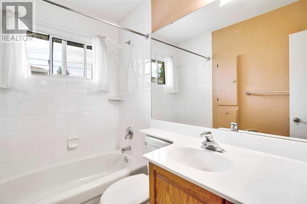 Single Family House Bungalow for Sale in  Hollyburn Road SW Haysboro Calgary 