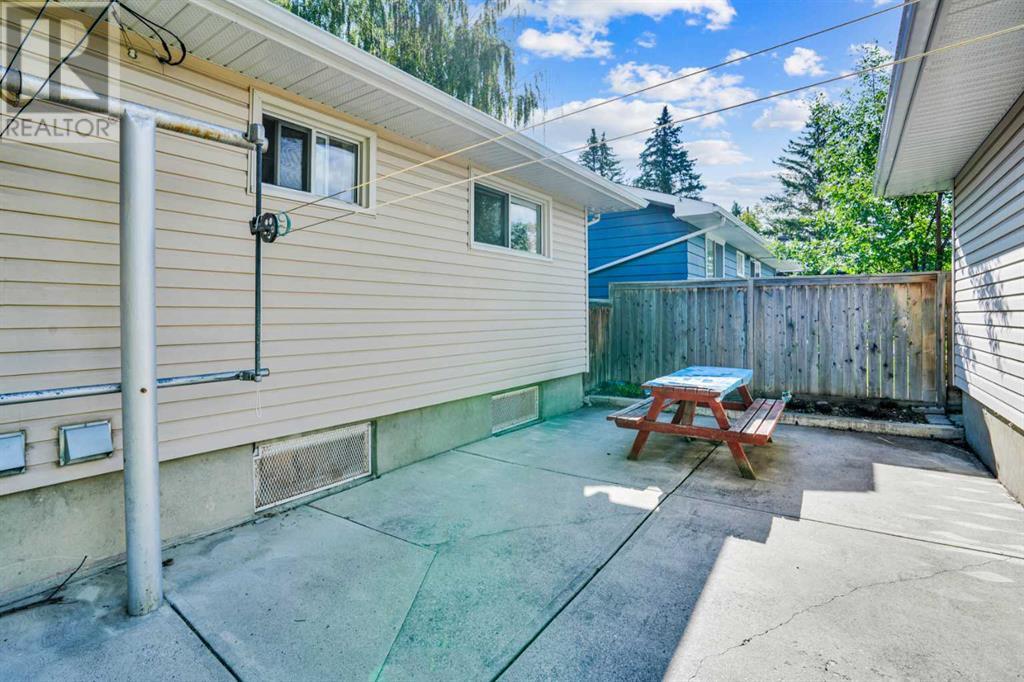 Single Family House Bungalow for Sale in  Hollyburn Road SW Haysboro Calgary 