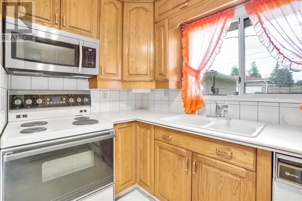 Single Family House Bungalow for Sale in  Hollyburn Road SW Haysboro Calgary 