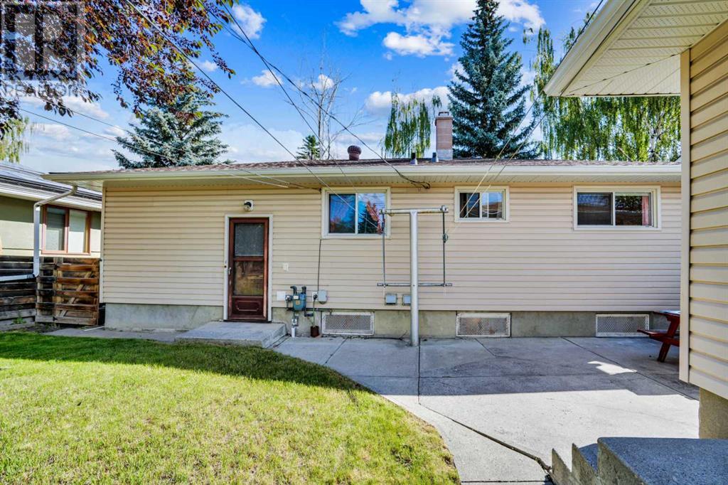 Single Family House Bungalow for Sale in  Hollyburn Road SW Haysboro Calgary 