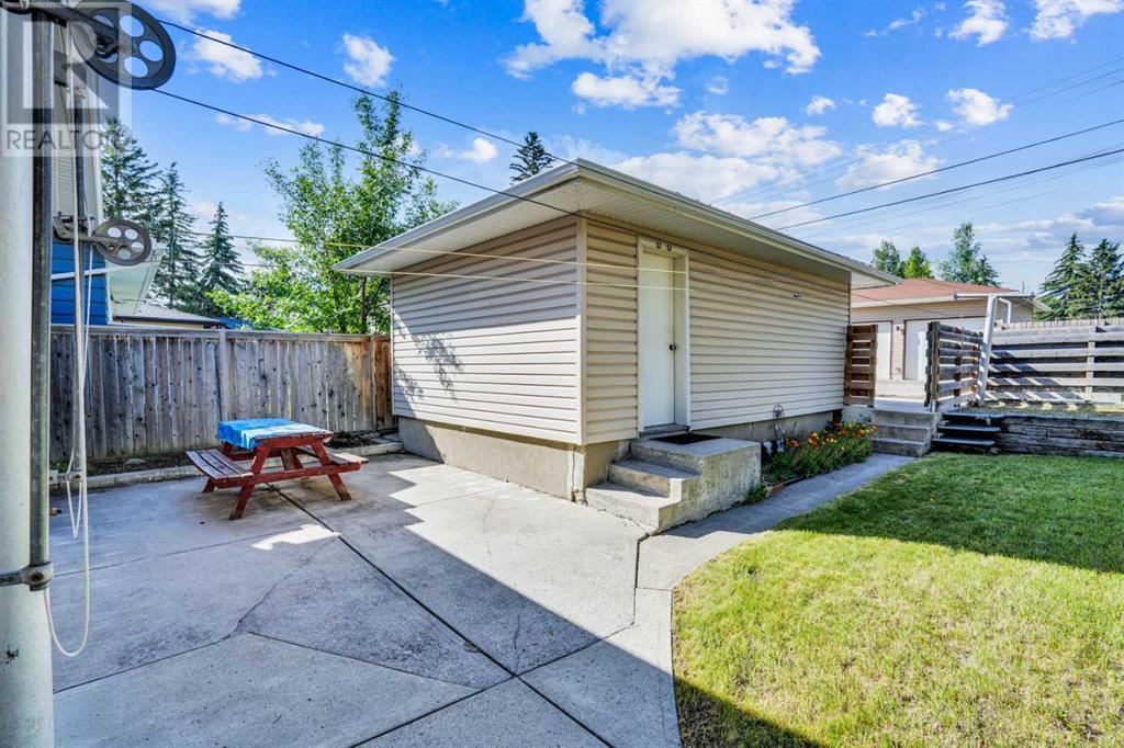 Single Family House Bungalow for Sale in  Hollyburn Road SW Haysboro Calgary 