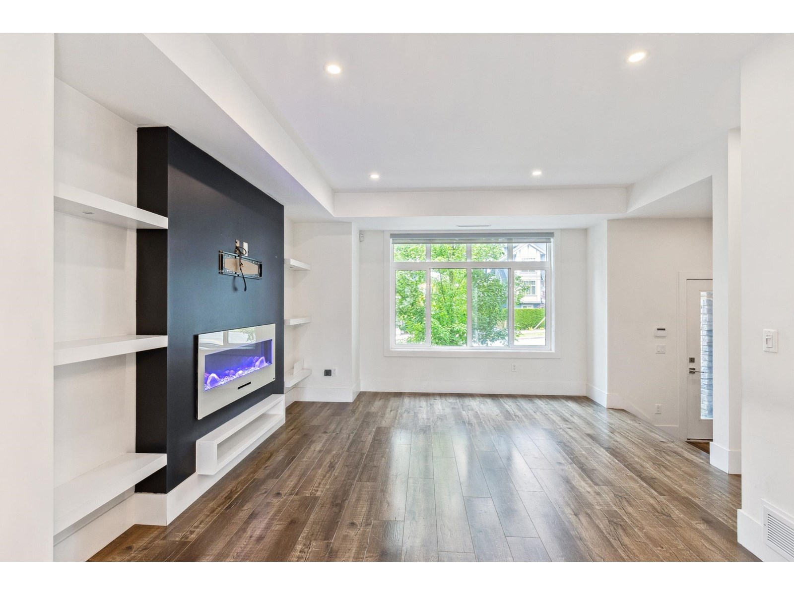 Photo 4 of 7 15177 60 Avenue, Surrey BC