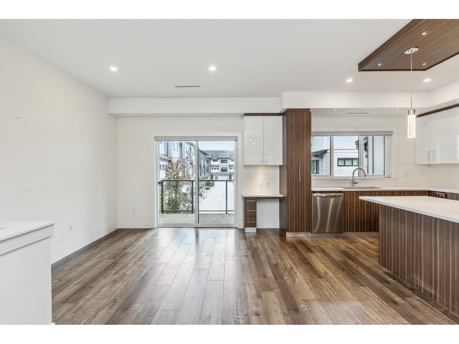 Photo 8 of 7 15177 60 Avenue, Surrey BC