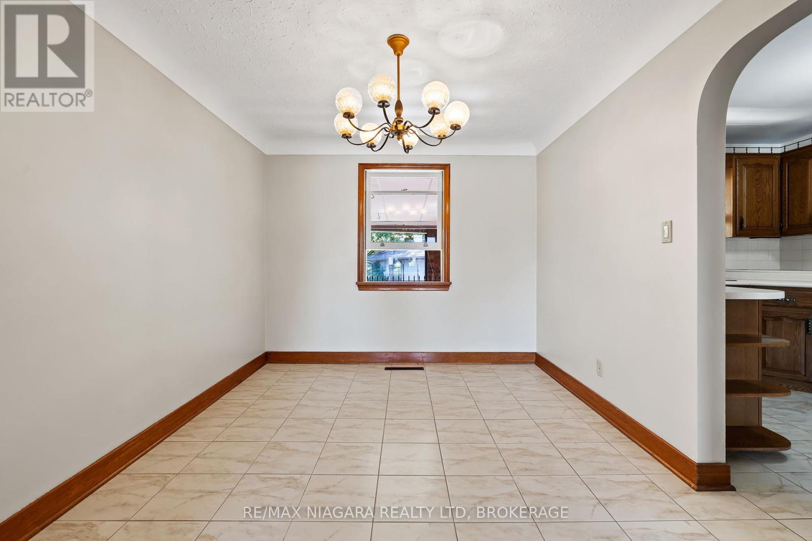 Photo 10 of 127 Louth Street, St Catharines ON