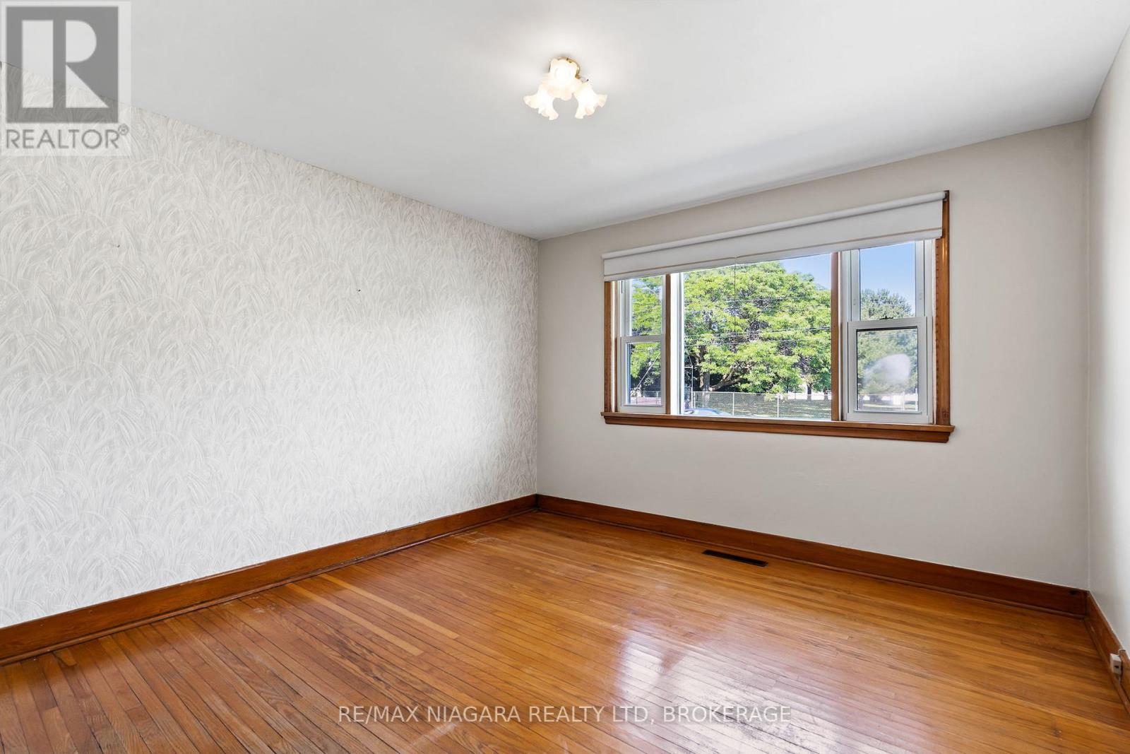 Photo 11 of 127 Louth Street, St Catharines ON