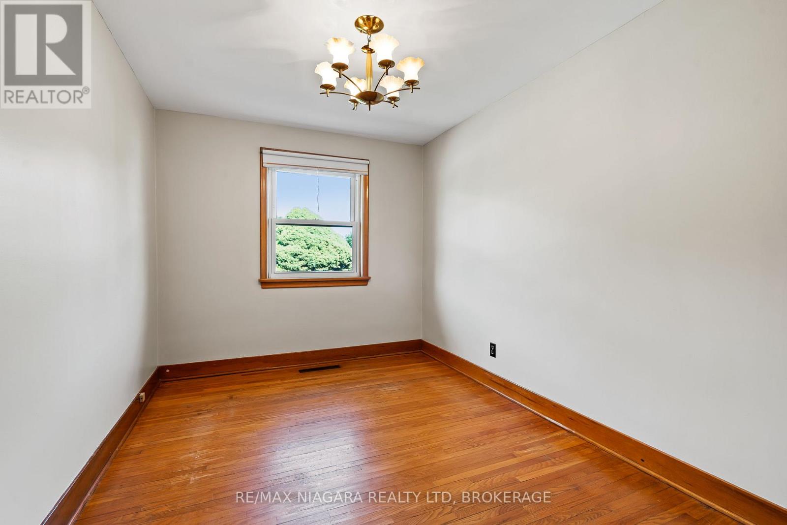 Photo 12 of 127 Louth Street, St Catharines ON
