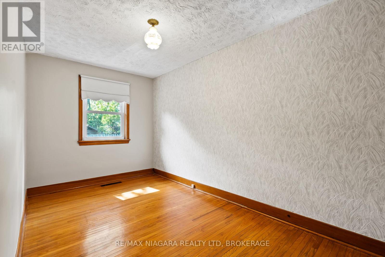 Photo 13 of 127 Louth Street, St Catharines ON