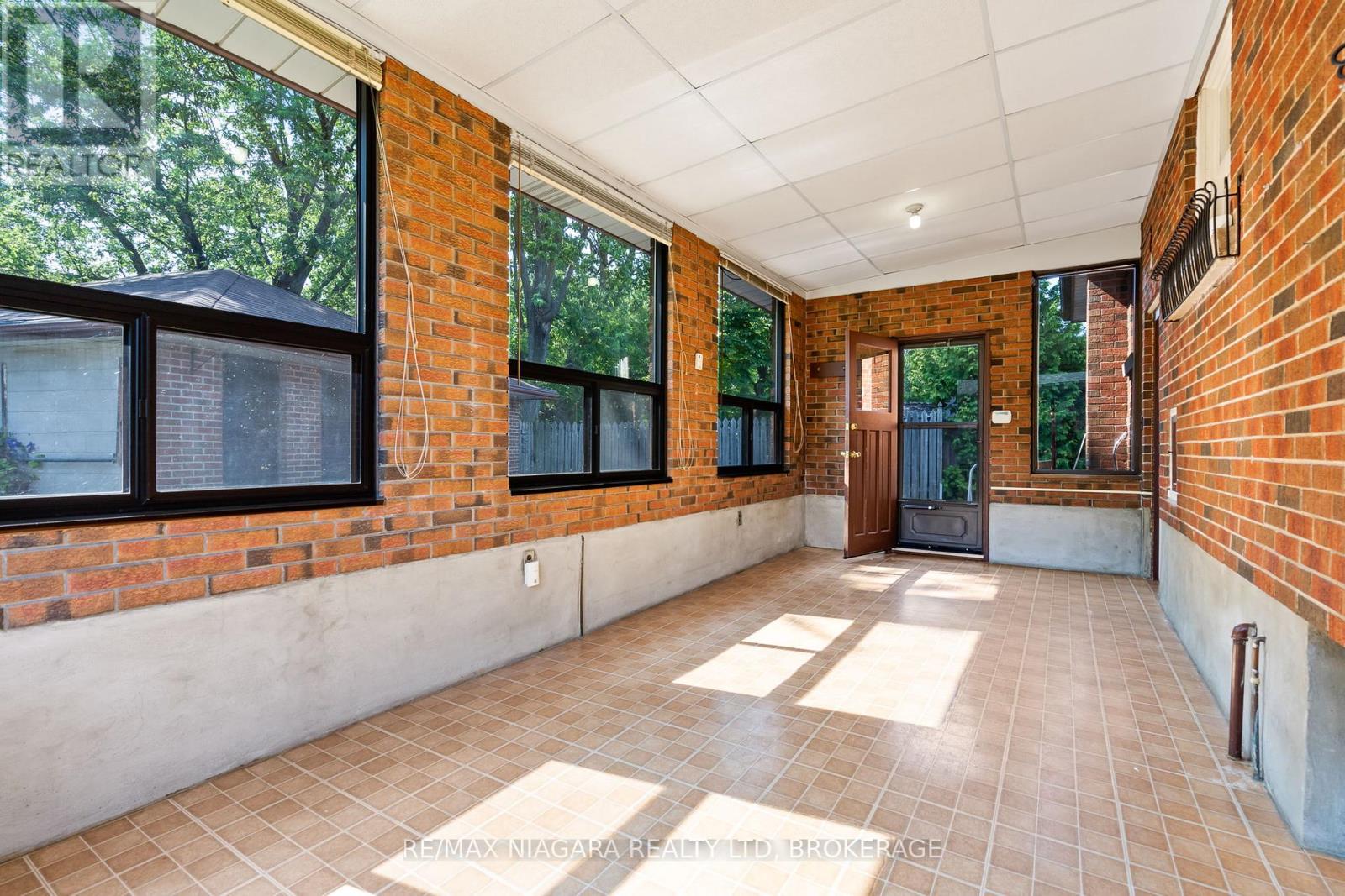 Photo 15 of 127 Louth Street, St Catharines ON