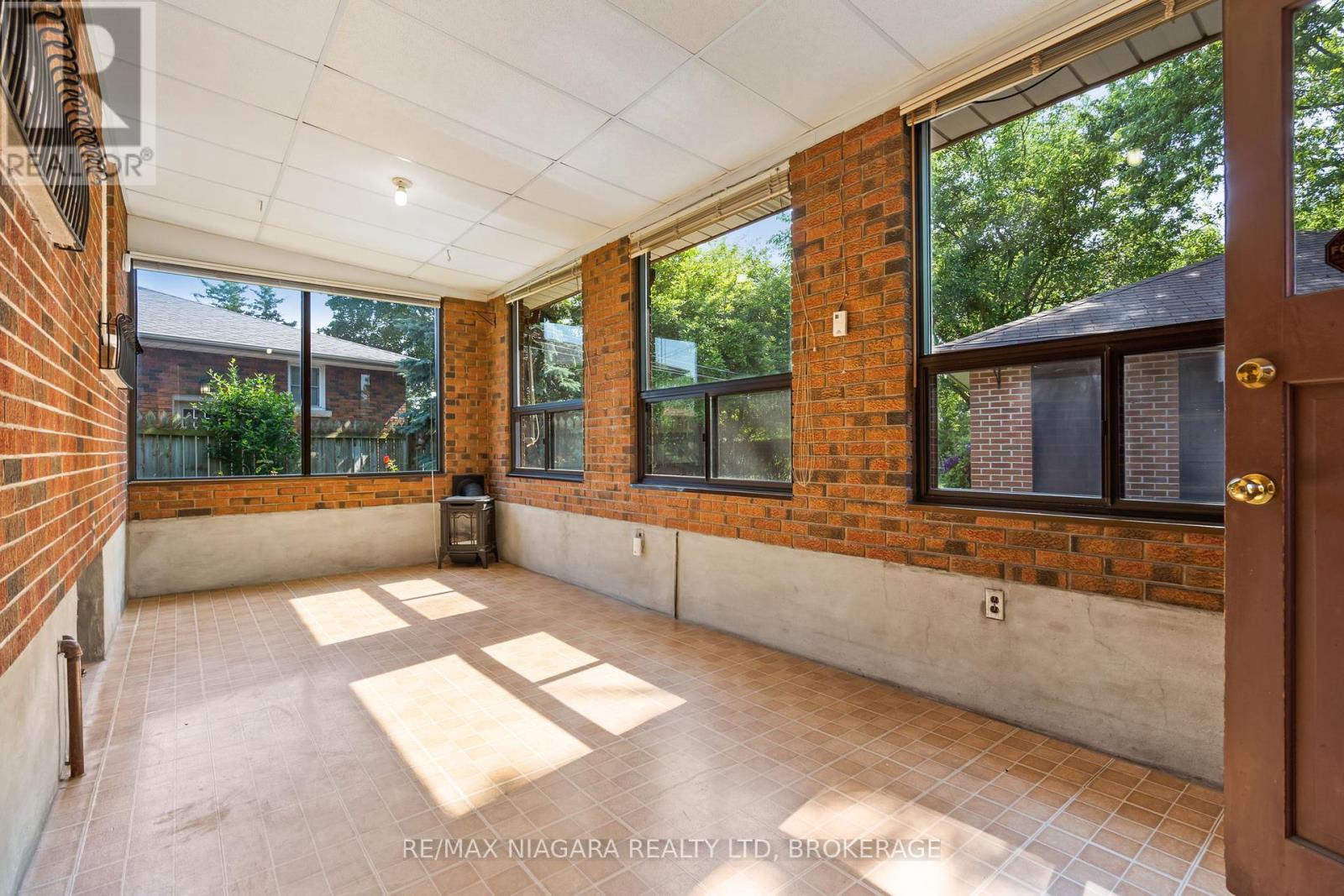 Photo 16 of 127 Louth Street, St Catharines ON