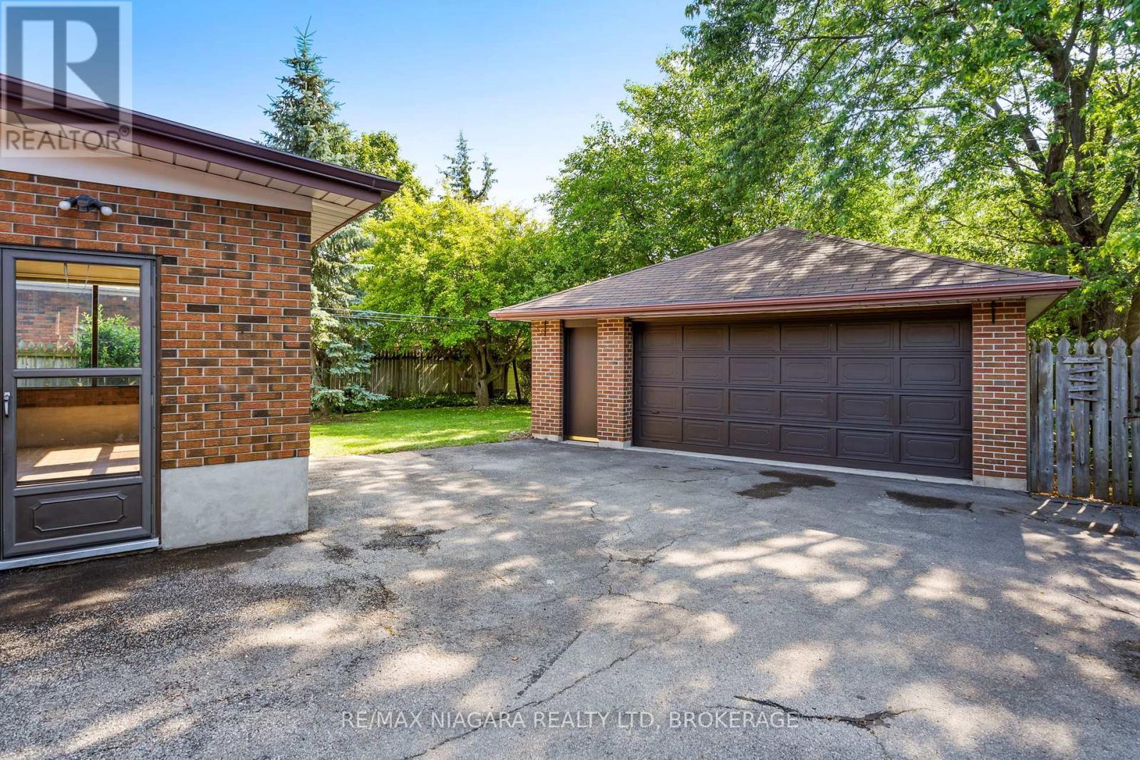 Photo 2 of 127 Louth Street, St Catharines ON