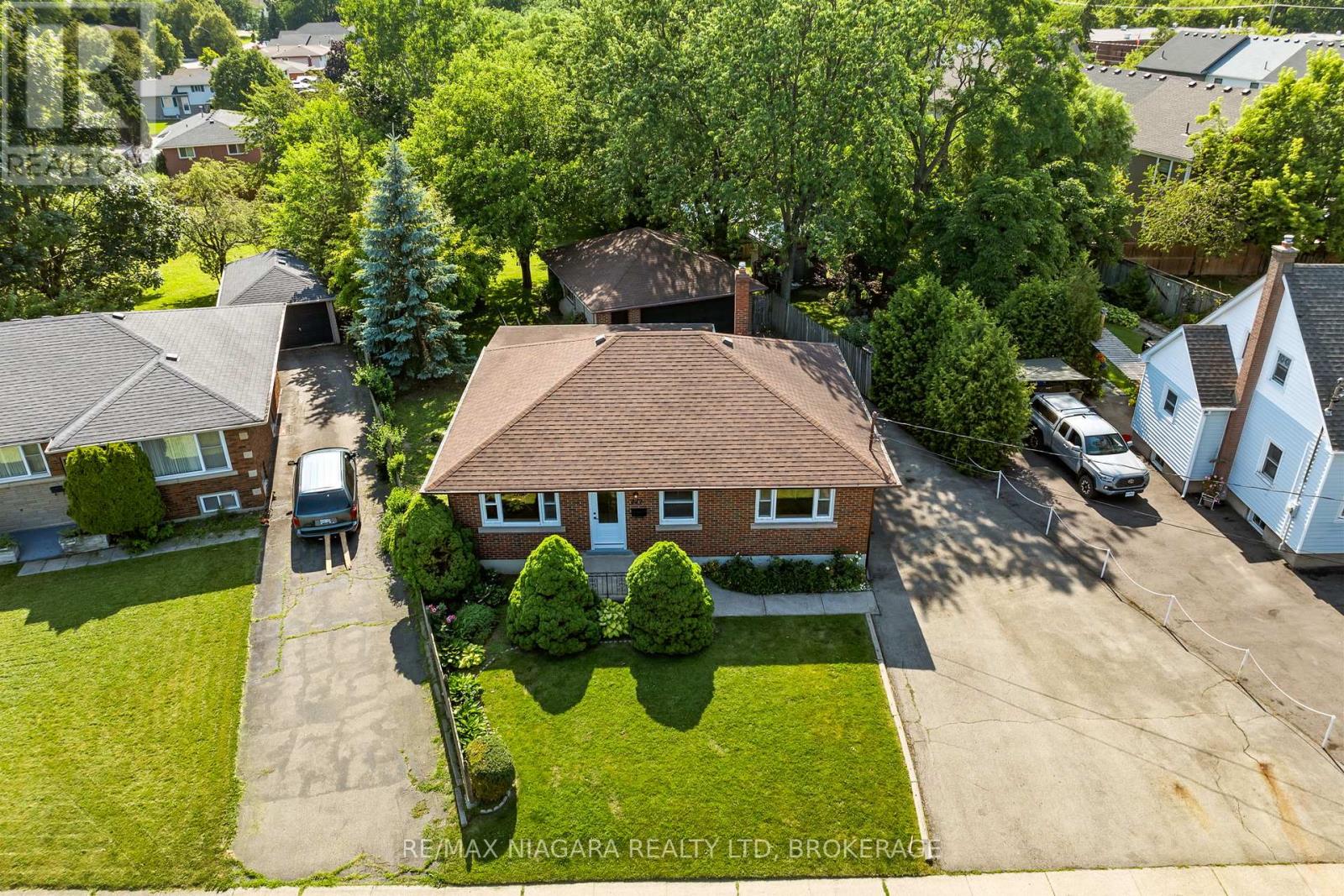 Photo 31 of 127 Louth Street, St Catharines ON