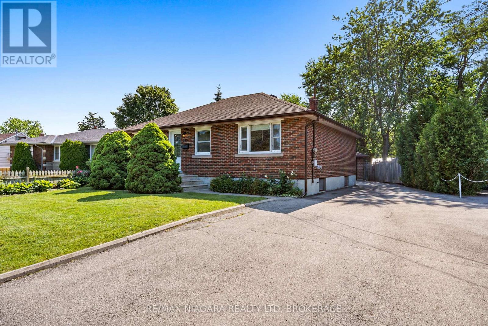 Photo 33 of 127 Louth Street, St Catharines ON