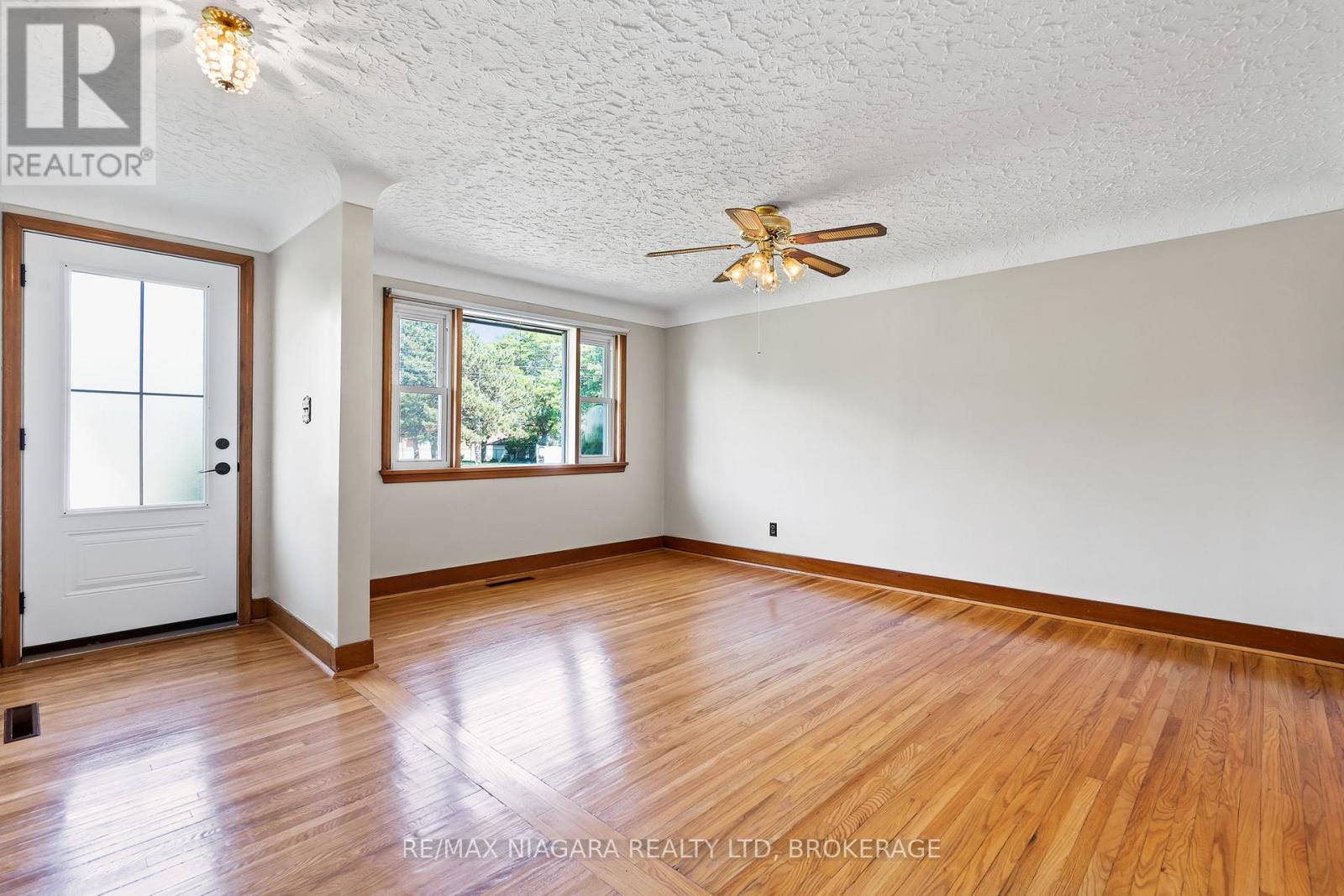 Photo 4 of 127 Louth Street, St Catharines ON