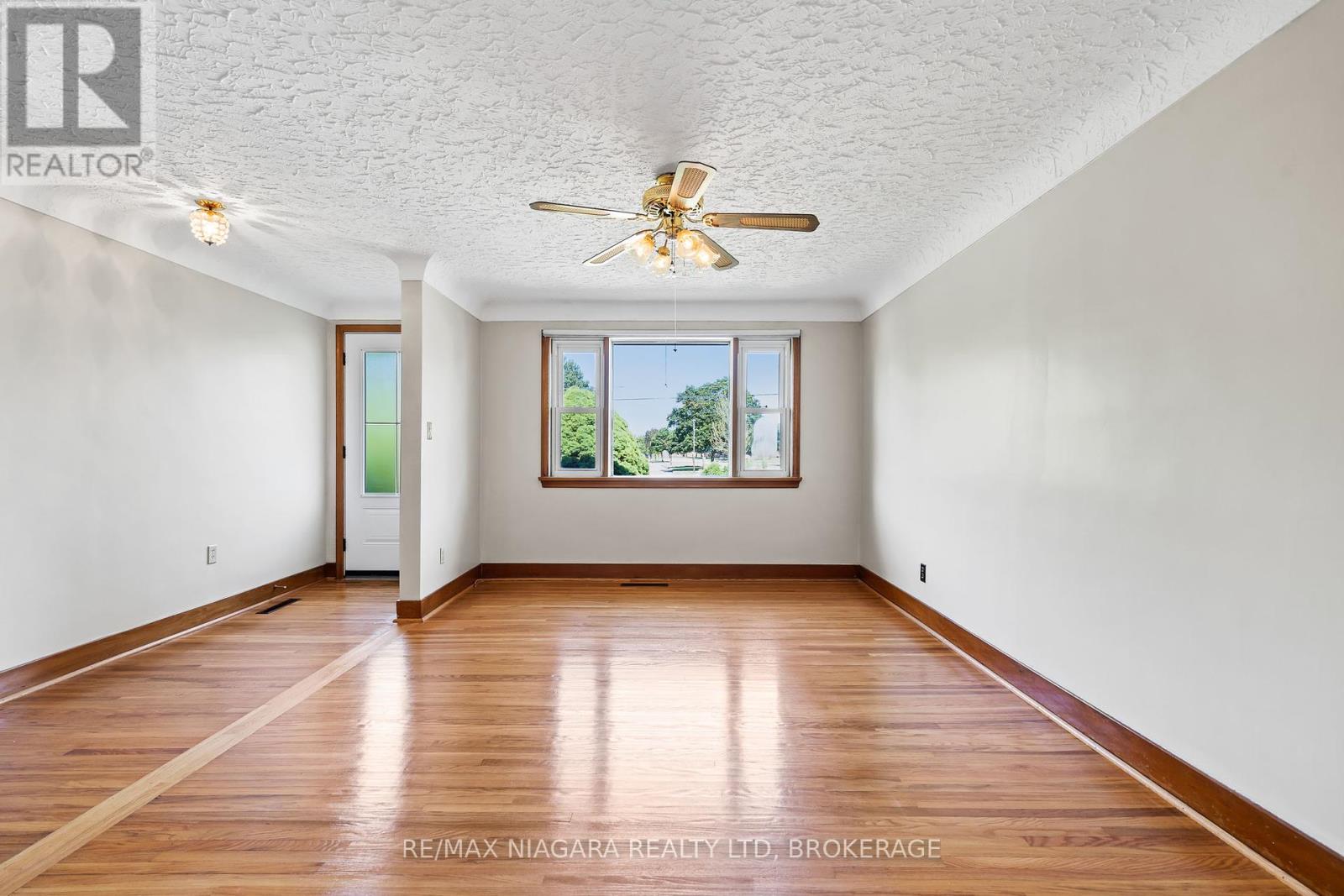 Photo 5 of 127 Louth Street, St Catharines ON
