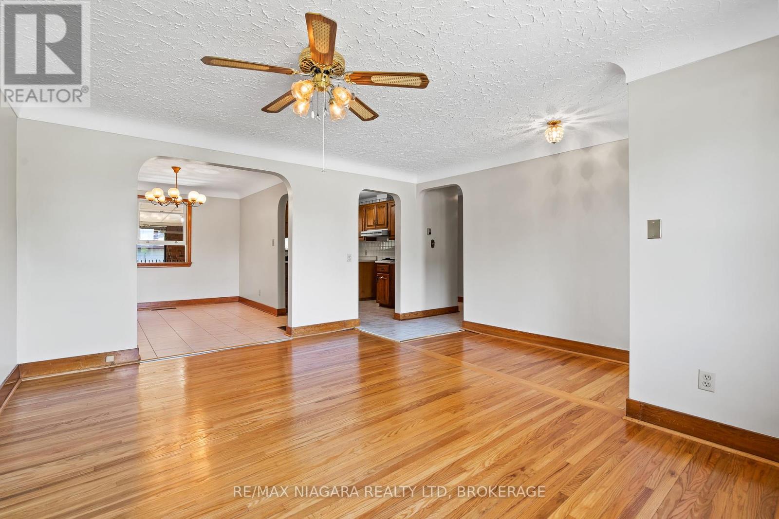 Photo 6 of 127 Louth Street, St Catharines ON