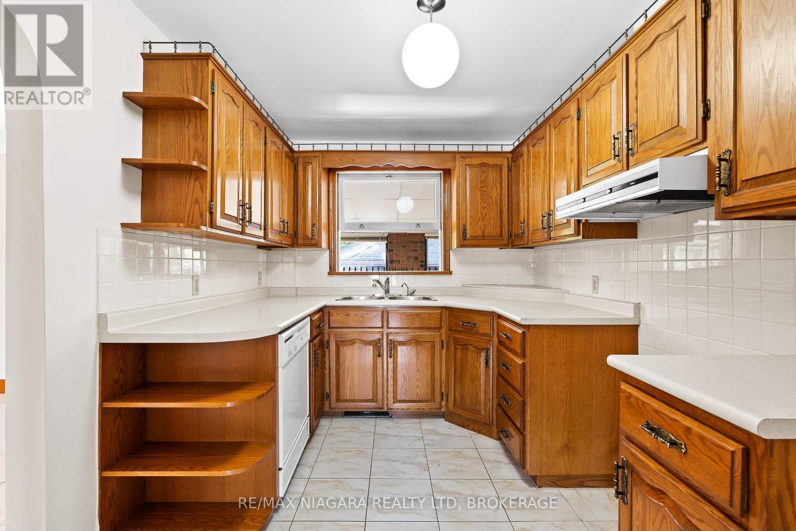 Photo 7 of 127 Louth Street, St Catharines ON
