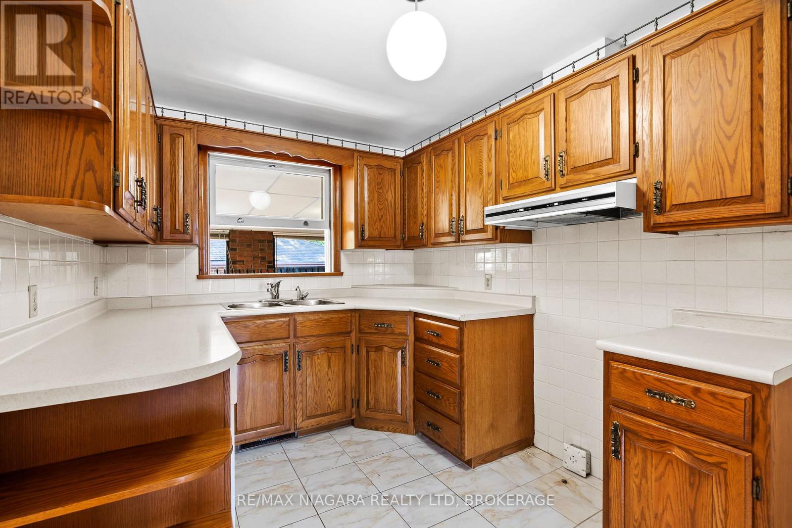 Photo 8 of 127 Louth Street, St Catharines ON