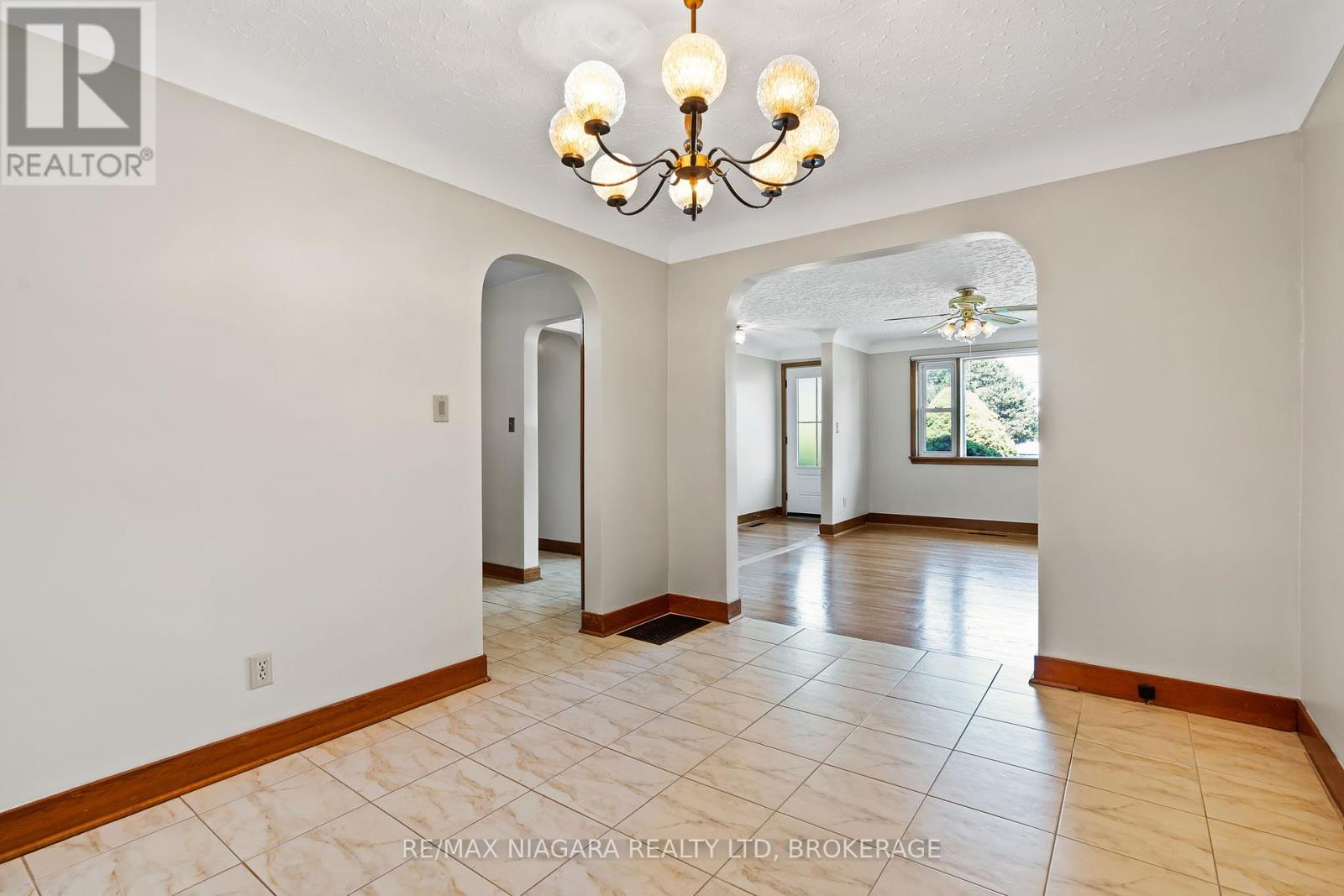 Photo 9 of 127 Louth Street, St Catharines ON