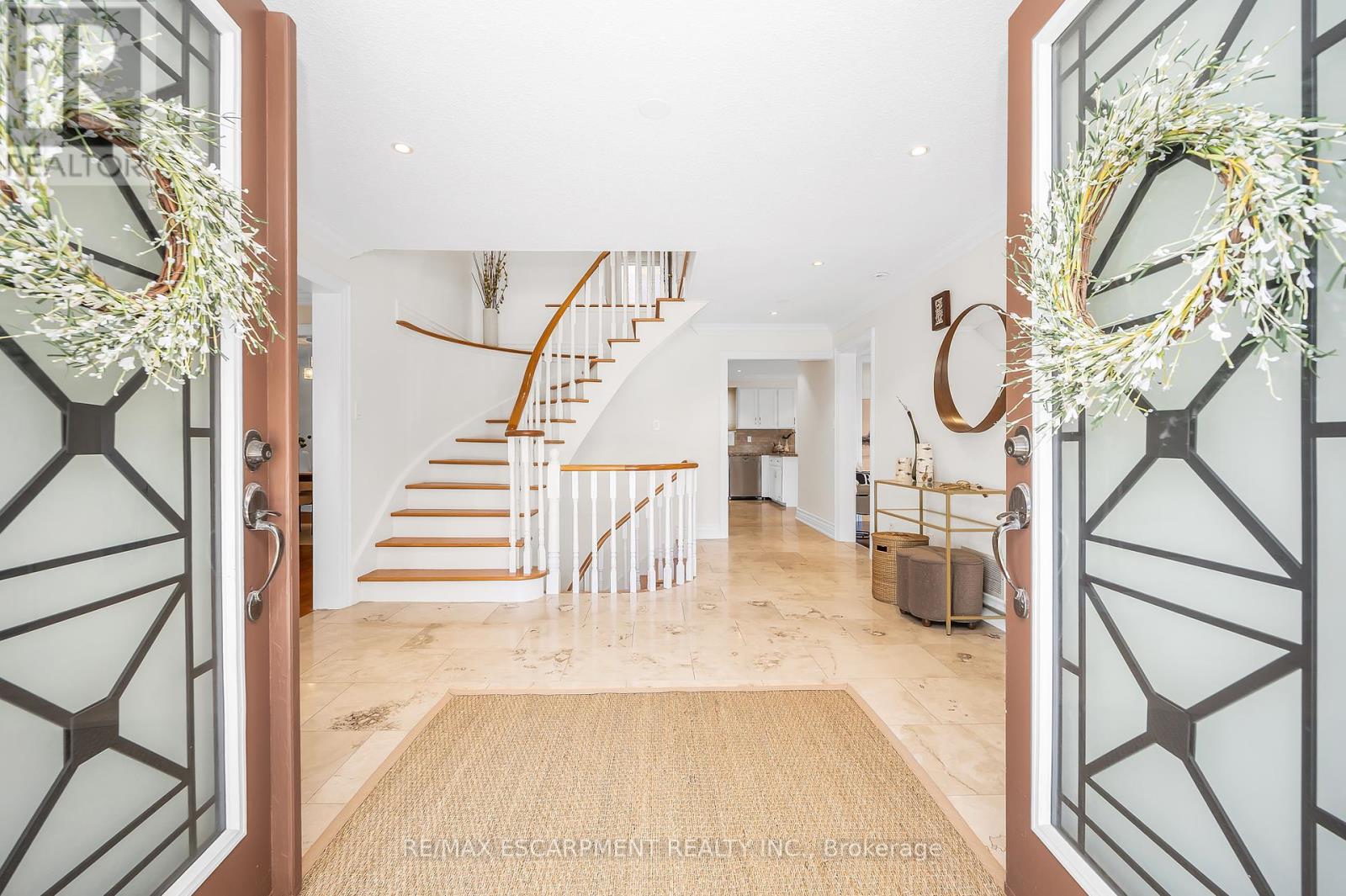 Photo 3 of 2728 Guilford Crescent, Oakville ON