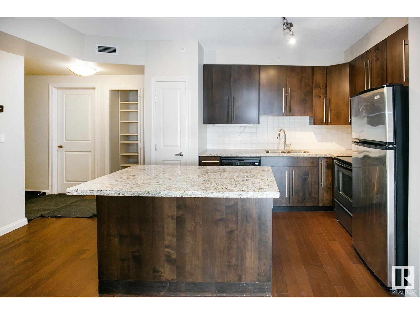 Photo 3 of 303 9819 104 St Nw, Edmonton AB