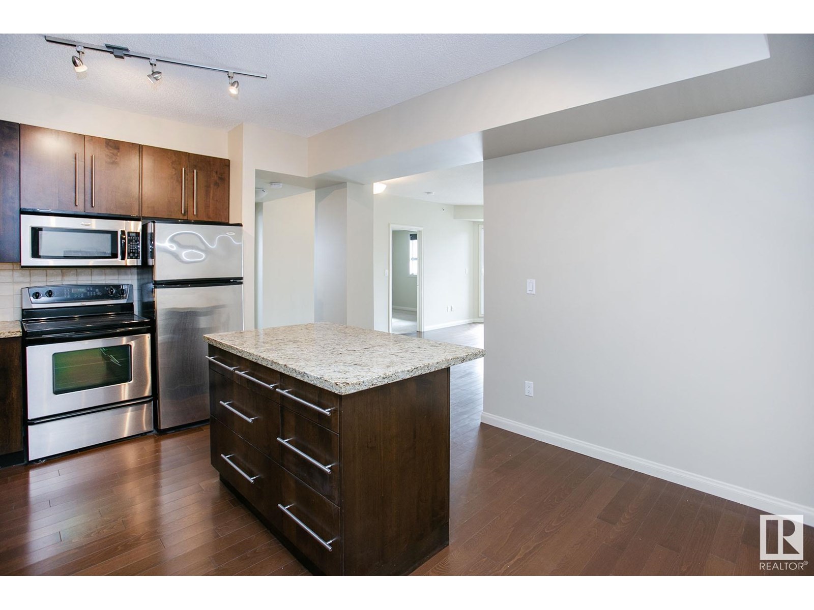 Photo 5 of 303 9819 104 St Nw, Edmonton AB