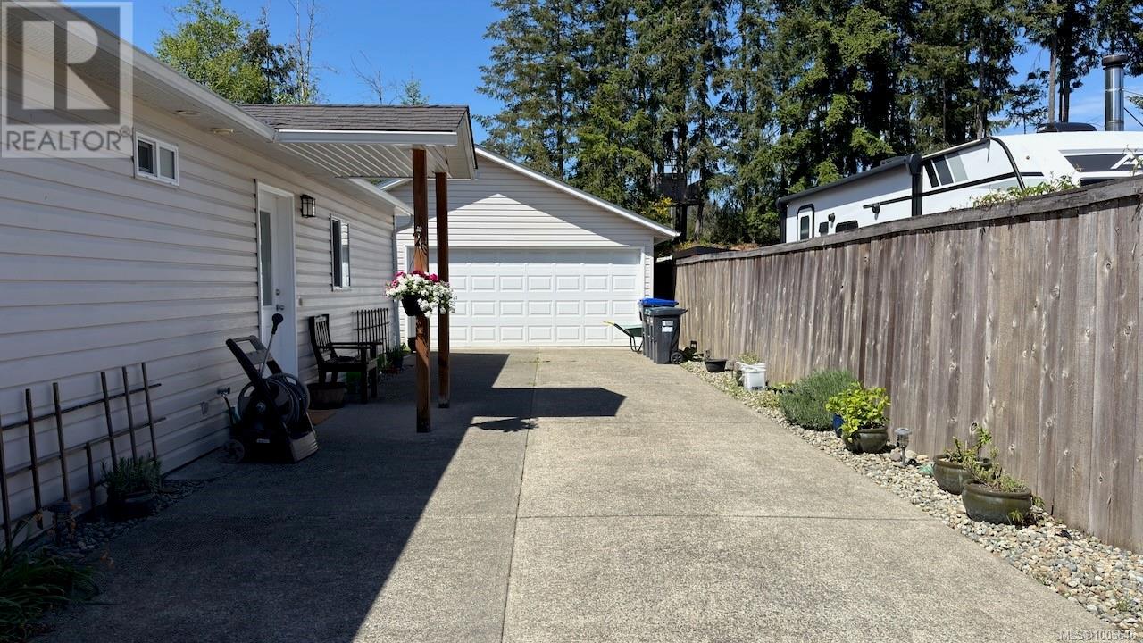 Photo 20 of 1251 Westurne Heights Rd, Whiskey Creek BC