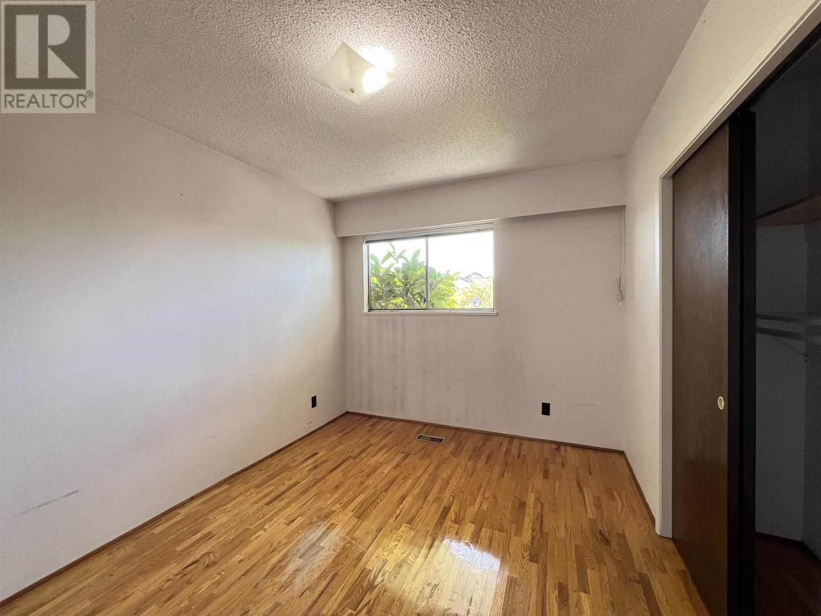 Photo 4 of 235 E 62nd Avenue, Vancouver BC