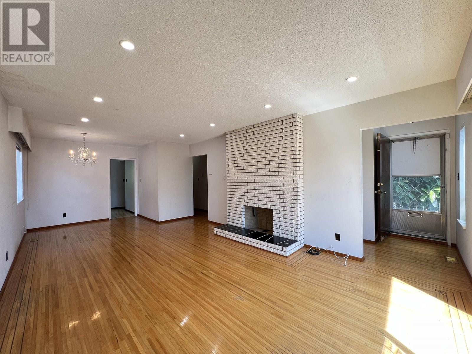 Photo 12 of 235 E 62nd Avenue, Vancouver BC