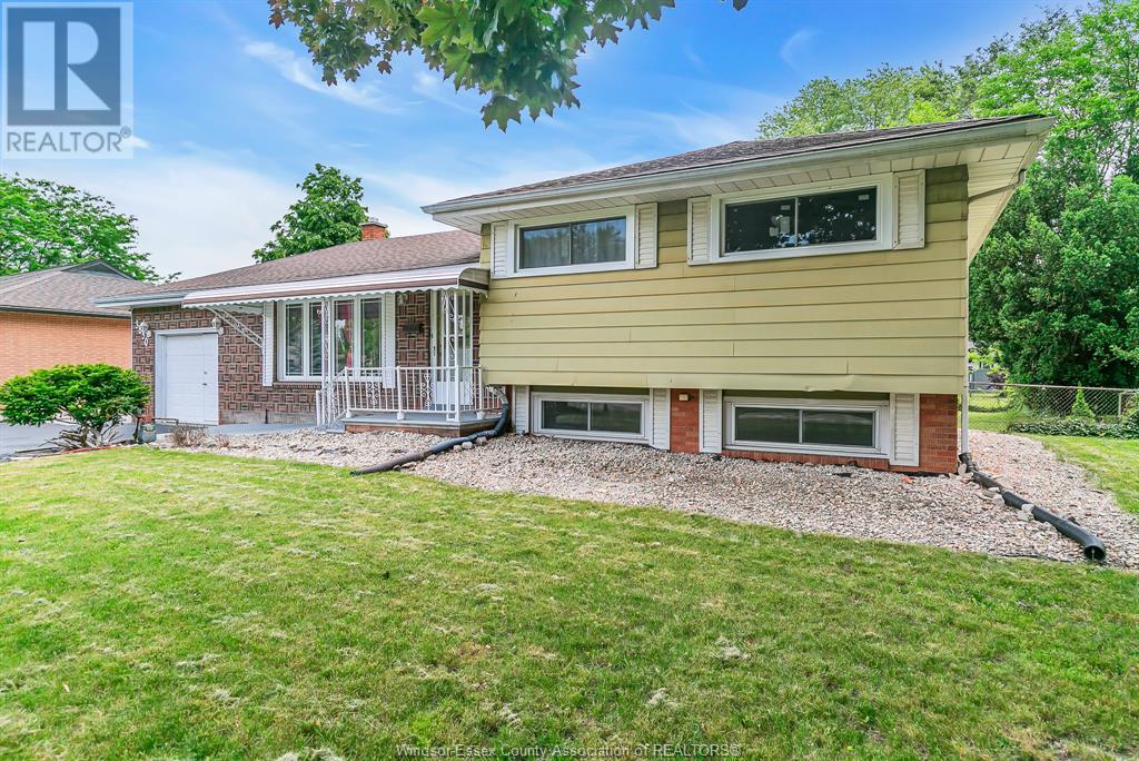 Photo 2 of 3850 Harcourt, Windsor ON