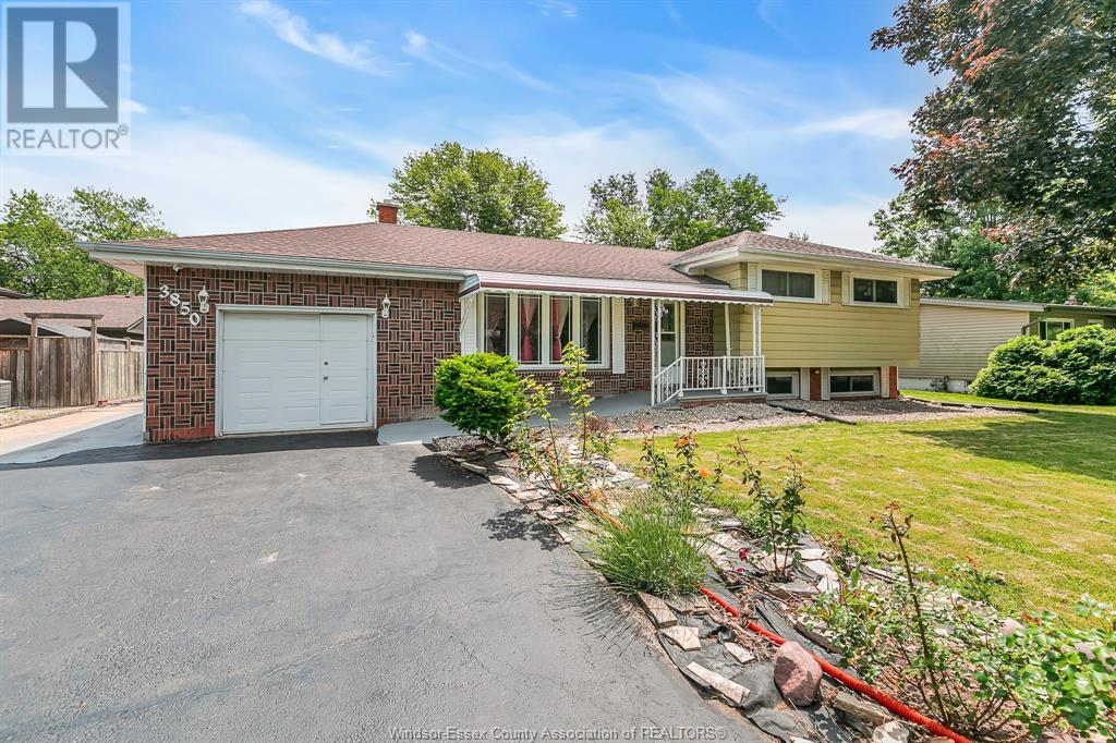 Photo 3 of 3850 Harcourt, Windsor ON