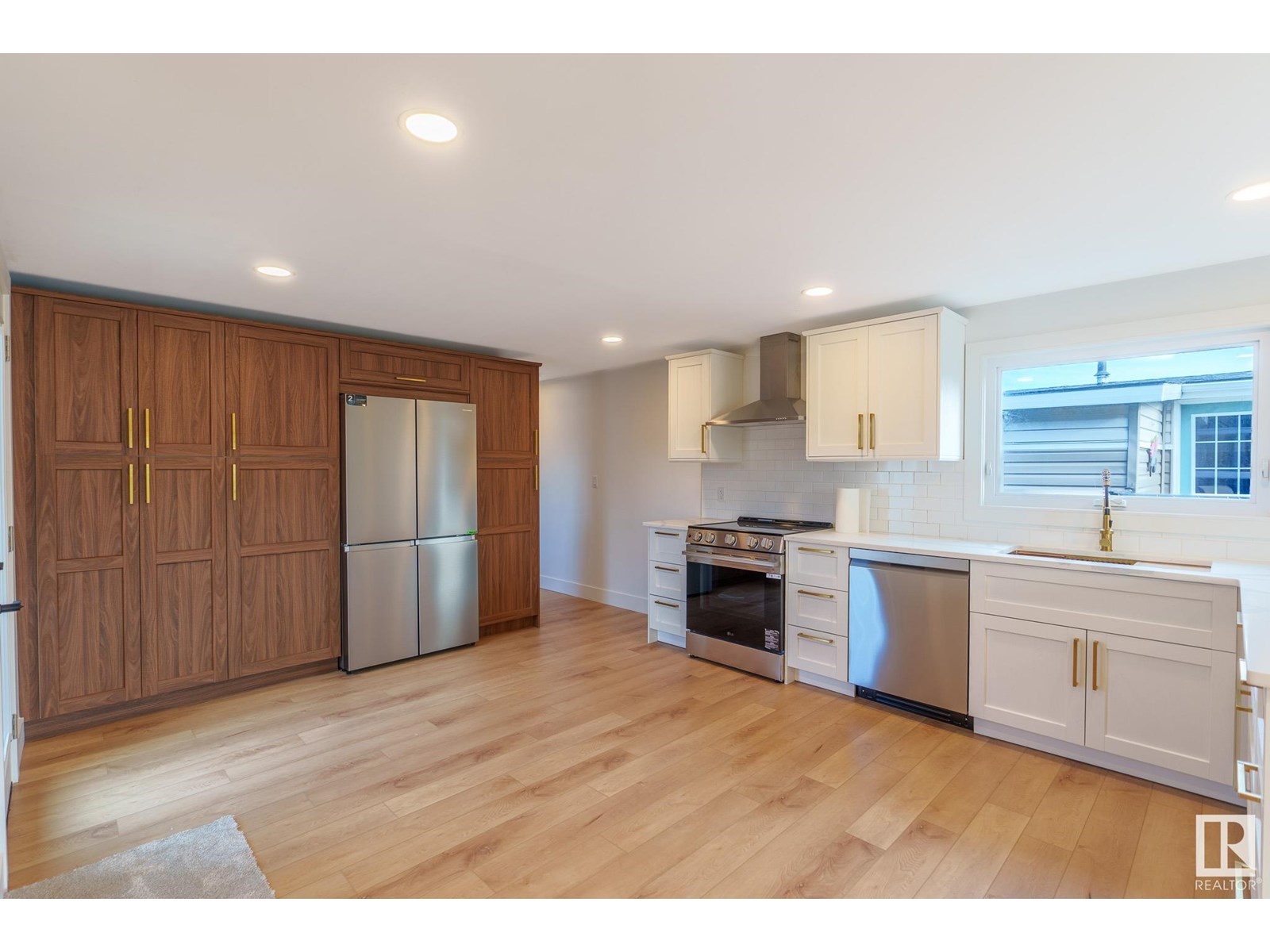 Photo 3 of 1431 Lakewood Cres, Sherwood Park AB