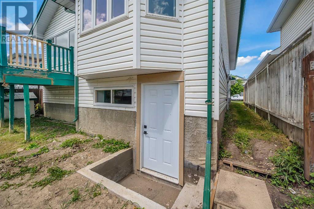 Single Family House Bi-level for Sale in  Los Alamos Place NE Monterey Park Calgary 