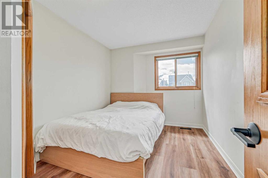 Single Family House 5 Level for Sale in  Sandpiper Way NW Sandstone Valley Calgary 