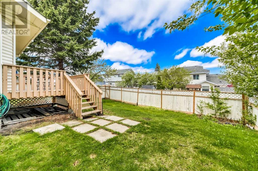 Single Family House 5 Level for Sale in  Sandpiper Way NW Sandstone Valley Calgary 