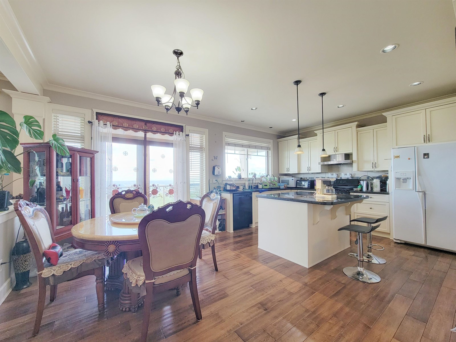 Photo 6 of 3493 Applewood Drive, Abbotsford BC