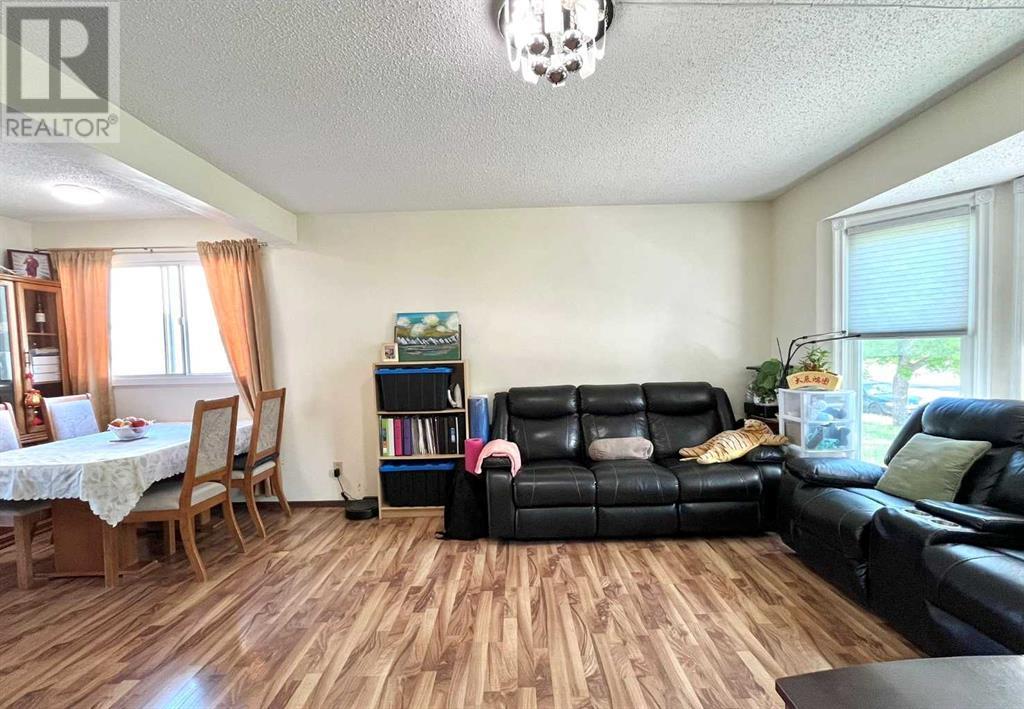 Single Family House for Sale in  Berkley Close NW Beddington Heights Calgary 