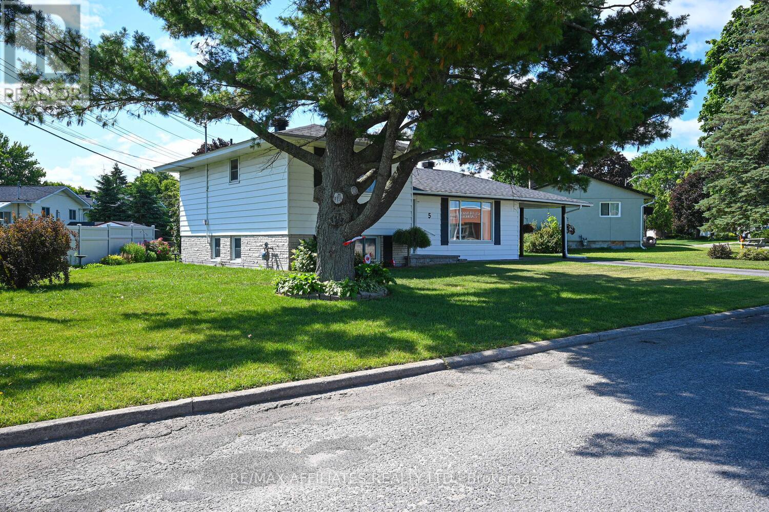 Photo 3 of 5 Ross Street W, Smiths Falls ON